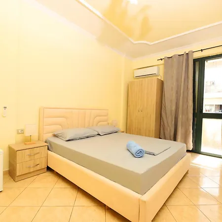 Sunny Side Apartment *